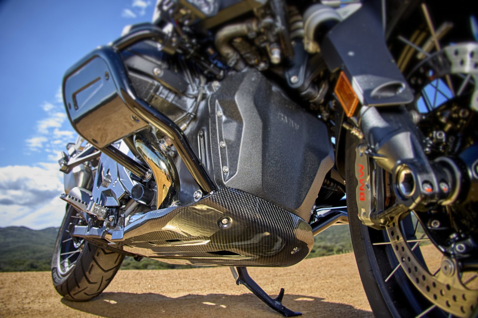 AERO PERFORMANCE BMW R1300GS CARBON SKIDPLATE FOCUS