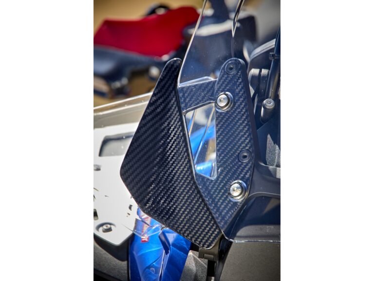 WIND DEFLECTOR INSTALLED RIGHT